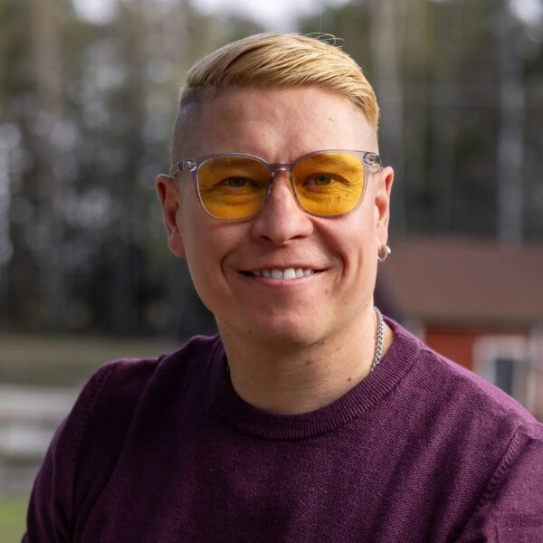 North Ray Kide päivälasit suodattavat keinotekoista sinivaloa ja lisäävät katselumukavuutta ruudulla. Klassinen kirkas kehys metalliyksityiskohdilla.