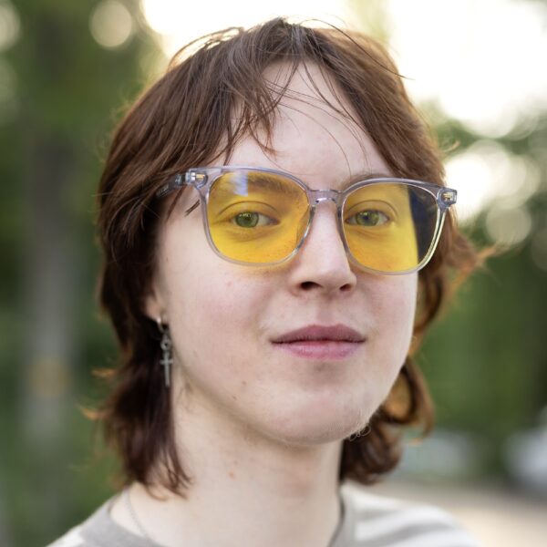 North Ray Kide päivälasit suodattavat keinotekoista sinivaloa ja lisäävät katselumukavuutta ruudulla. Klassinen kirkas kehys metalliyksityiskohdilla.