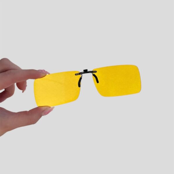 Paiste klipsilinssi tuo keltaisen sinivalosuojan omien vahvuuslasien päälle. Lisää kontrastia ja katselumukavuutta ruudulla ja kirkkaassa valossa.