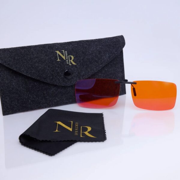 Rusko-klipsilinssi tuo oranssin sinivalosuojan omien vahvuuslasien päälle. Tukee rauhallista iltarutiinia ja vähentää keinovalon kuormitusta.