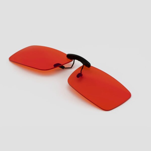 Rusko-klipsilinssi tuo oranssin sinivalosuojan omien vahvuuslasien päälle. Tukee rauhallista iltarutiinia ja vähentää keinovalon kuormitusta.