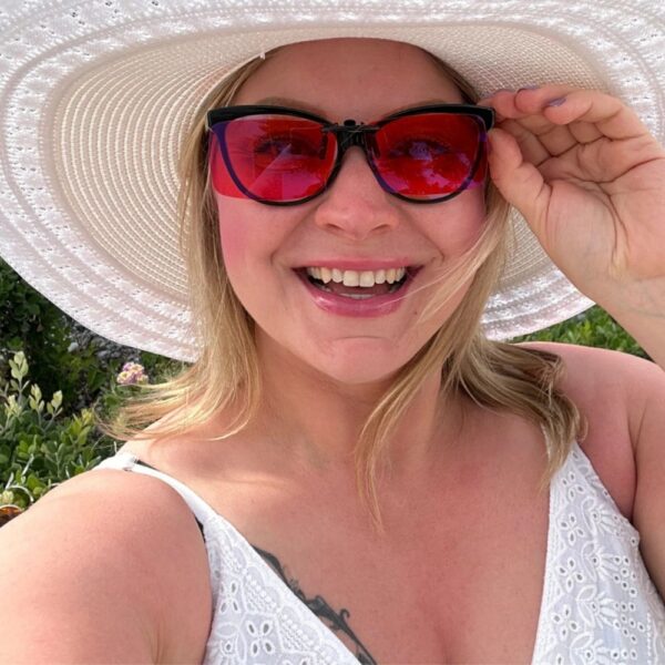 Rusko-klipsilinssi tuo oranssin sinivalosuojan omien vahvuuslasien päälle. Tukee rauhallista iltarutiinia ja vähentää keinovalon kuormitusta.