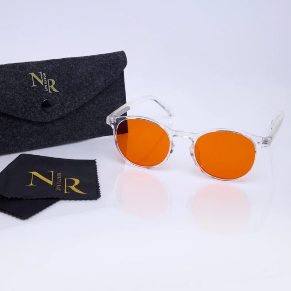 North Ray Säde kirkkaat sinivalolasit iltaan. Oranssi linssi suodattaa sinivaloa ja tukee luonnollista vuorokausirytmiä. Kevyt ja ajaton malli.