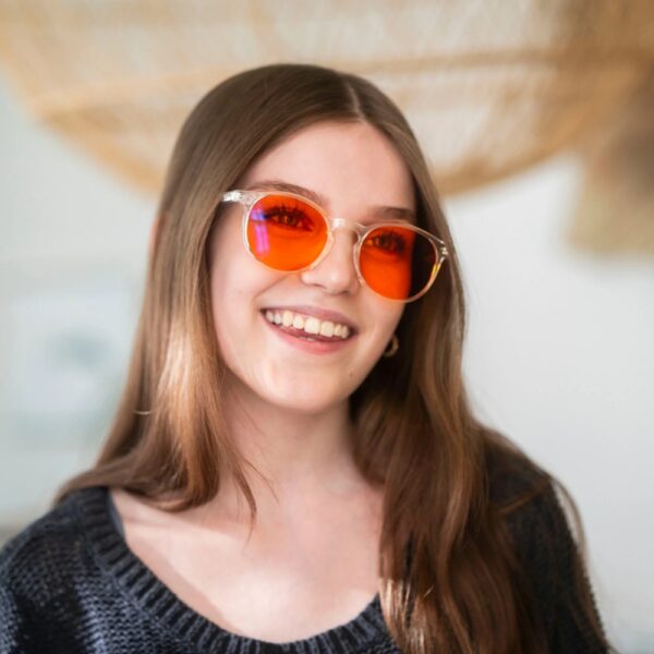 North Ray Säde kirkkaat sinivalolasit iltaan. Oranssi linssi suodattaa sinivaloa ja tukee luonnollista vuorokausirytmiä. Kevyt ja ajaton malli.