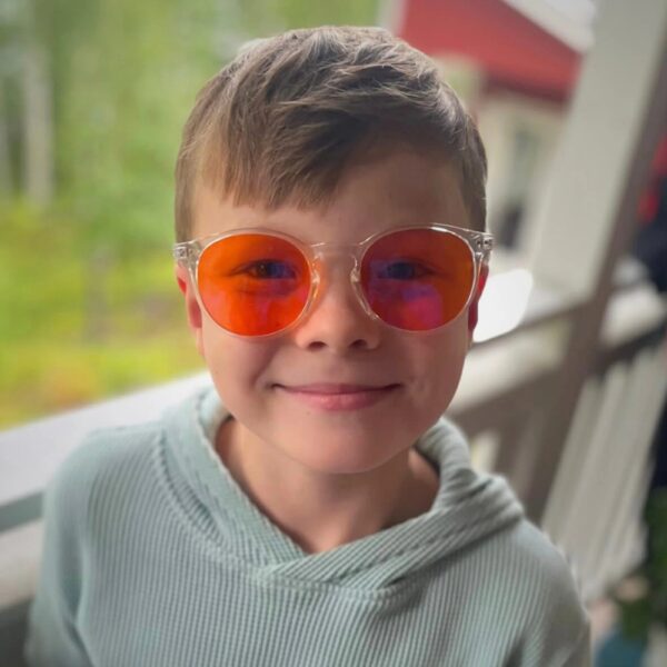 North Ray Säde kirkkaat sinivalolasit iltaan. Oranssi linssi suodattaa sinivaloa ja tukee luonnollista vuorokausirytmiä. Kevyt ja ajaton malli.