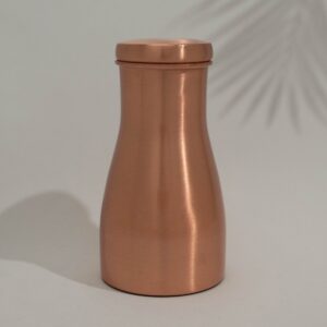 Kuparikarahvi muuttaa vetesi elämän eliksiiriksi! Copper Specialist kuparinen karahvi valmistetaan käsityönä Intiassa.