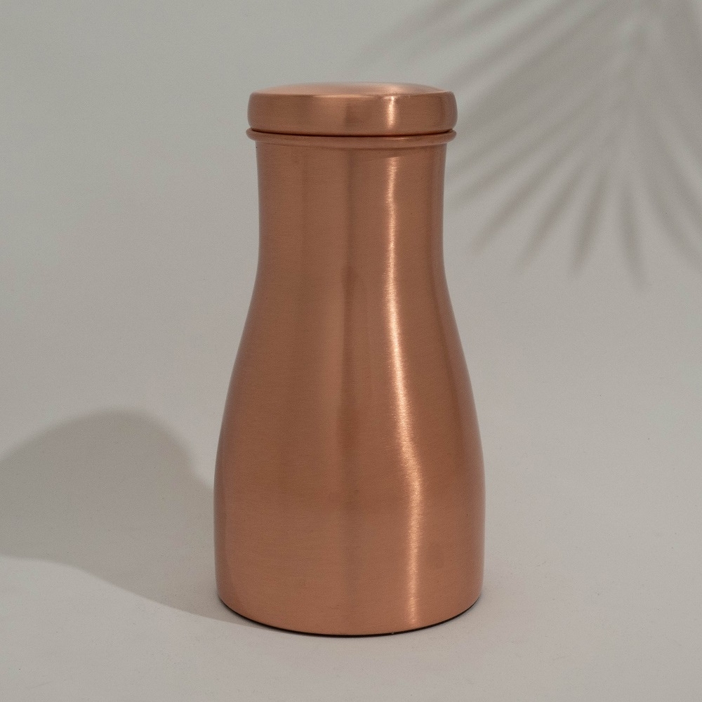 Kuparikarahvi muuttaa vetesi elämän eliksiiriksi! Copper Specialist kuparinen karahvi valmistetaan käsityönä Intiassa.