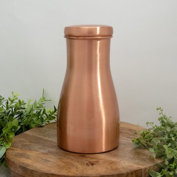 Kuparikarahvi muuttaa vetesi elämän eliksiiriksi! Copper Specialist kuparinen karahvi valmistetaan käsityönä Intiassa.