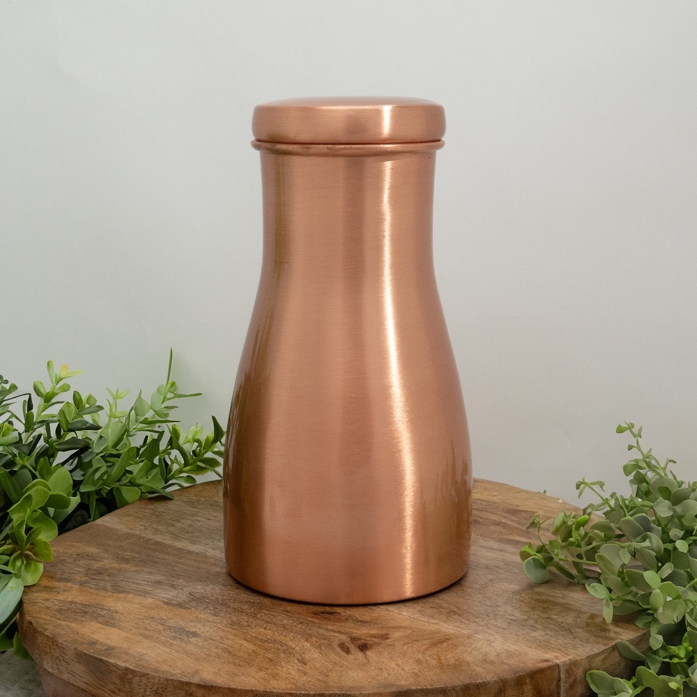 Kuparikarahvi muuttaa vetesi elämän eliksiiriksi! Copper Specialist kuparinen karahvi valmistetaan käsityönä Intiassa.