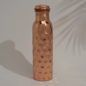 Kuparipullo muuttaa vetesi elämän eliksiiriksi! Copper Specialist kuparinen juomapullo timanttikuvioinnilla valmistetaan käsityönä Intiassa.