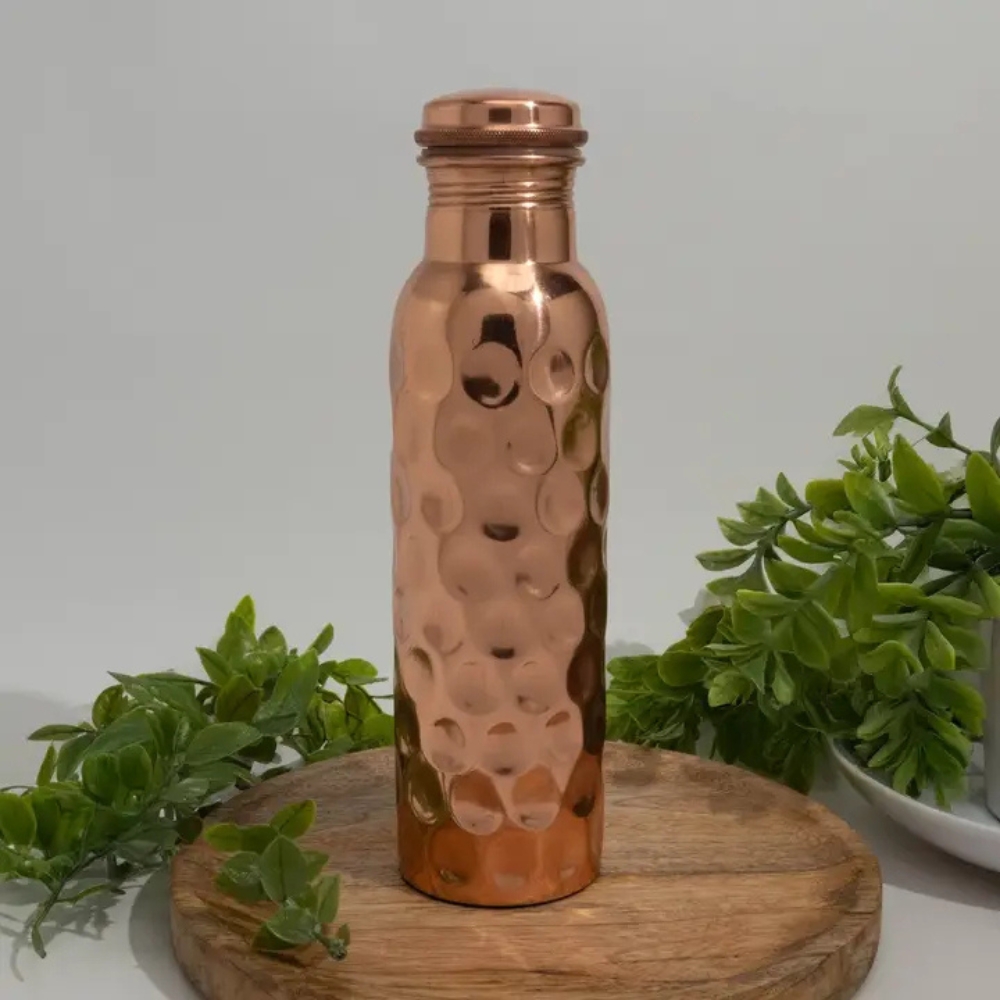 Kuparipullo muuttaa vetesi elämän eliksiiriksi! Copper Specialist kuparinen juomapullo timanttikuvioinnilla valmistetaan käsityönä Intiassa.