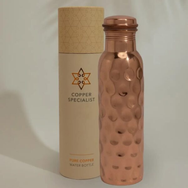 Kuparipullo muuttaa vetesi elämän eliksiiriksi! Copper Specialist kuparinen juomapullo timanttikuvioinnilla valmistetaan käsityönä Intiassa.