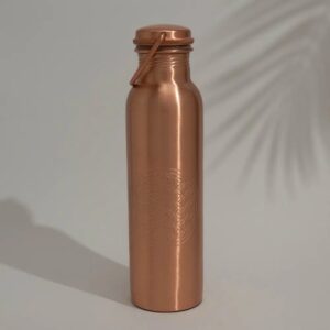 Kuparipullo muuttaa vetesi elämän eliksiiriksi! Copper Specialist kuparinen juomapullo Elämän kukka -kuvioinnilla valmistetaan käsityönä Intiassa.