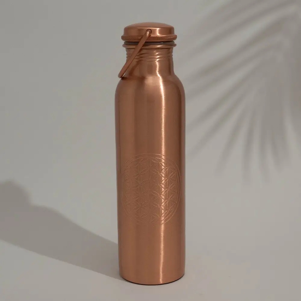 Kuparipullo muuttaa vetesi elämän eliksiiriksi! Copper Specialist kuparinen juomapullo Elämän kukka -kuvioinnilla valmistetaan käsityönä Intiassa.