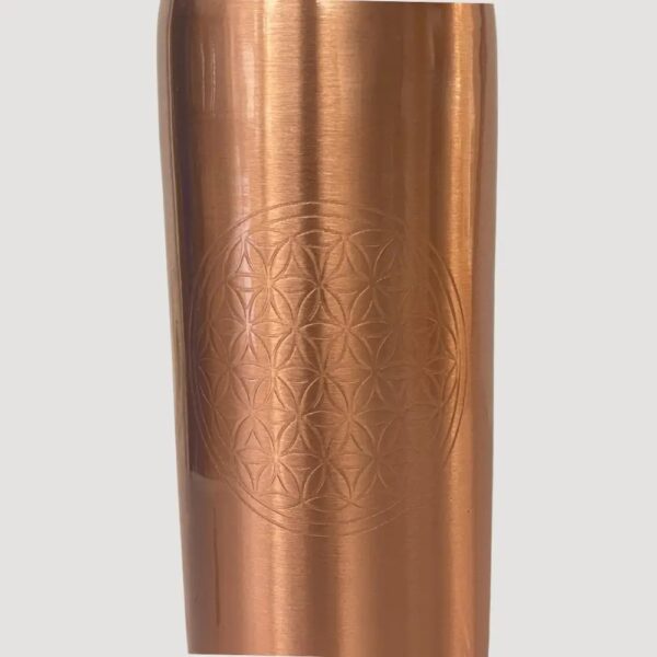 Kuparipullo muuttaa vetesi elämän eliksiiriksi! Copper Specialist kuparinen juomapullo Elämän kukka -kuvioinnilla valmistetaan käsityönä Intiassa.