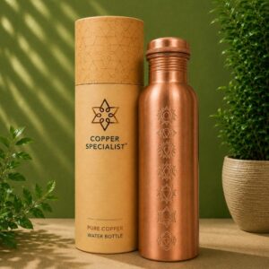 Kuparipullo muuttaa vetesi elämän eliksiiriksi! Copper Specialist kuparinen juomapullo chakra-kuvioinnilla valmistetaan käsityönä Intiassa.