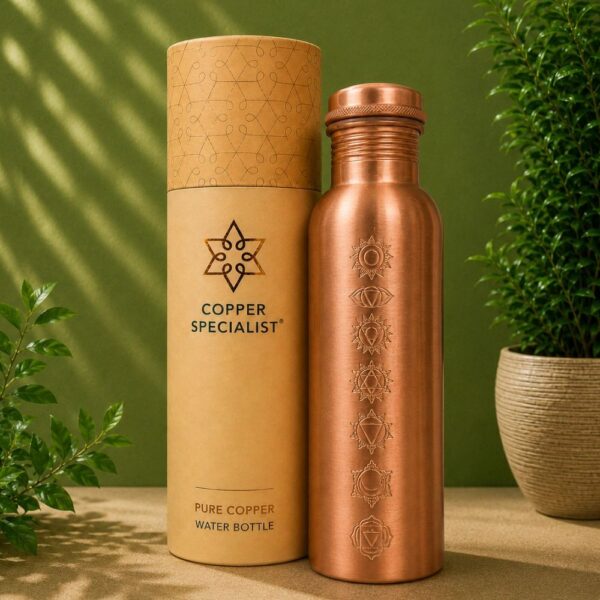 Kuparipullo muuttaa vetesi elämän eliksiiriksi! Copper Specialist kuparinen juomapullo chakra-kuvioinnilla valmistetaan käsityönä Intiassa.