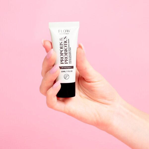 Flow Cosmetics Propolis & Probiotics Rescue Cream on täyteläinen erikoisvoide, joka rauhoittaa kuivuuden ja kiristyksen tunnetta sekä tukee ihon luonnollista suojamuuria.