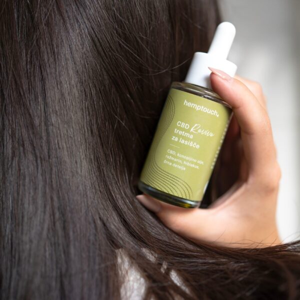 Hemptouch CBD Revive Scalp Treatment on intensiivinen, kasvipohjainen hiuspohjaöljy, jota käytetään ennen shampoopesua.