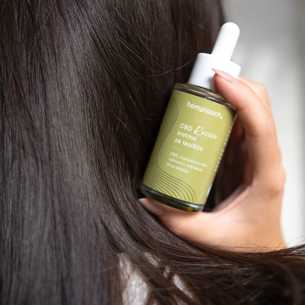 Hemptouch CBD Revive Scalp Treatment on intensiivinen, kasvipohjainen hiuspohjaöljy, jota käytetään ennen shampoopesua.