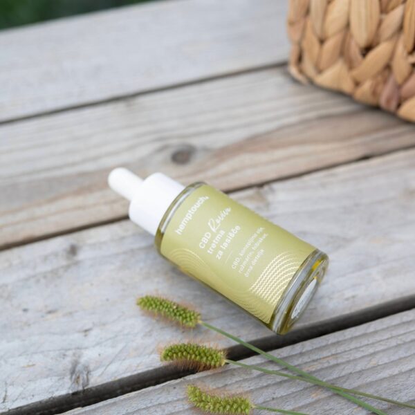 Hemptouch CBD Revive Scalp Treatment on intensiivinen, kasvipohjainen hiuspohjaöljy, jota käytetään ennen shampoopesua.