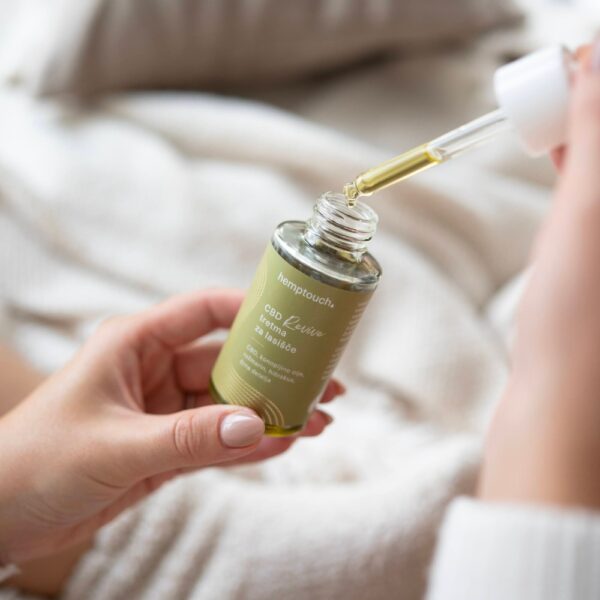 Hemptouch CBD Revive Scalp Treatment on intensiivinen, kasvipohjainen hiuspohjaöljy, jota käytetään ennen shampoopesua.