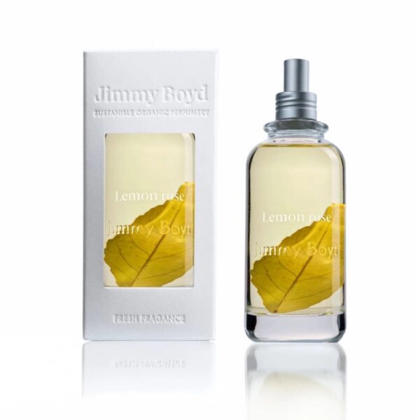 Jimmy Boyd Lemon & Rose on raikas tuoksuvesi, joka yhdistää sitrushedelmien kirkkauden ja ruusun hienostuneen pehmeyden. Luonnollinen ja vegaaninen tuoksu.
