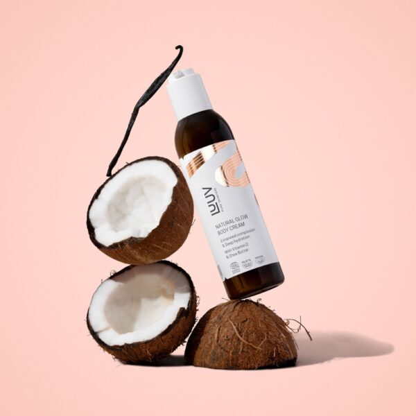 LUUV Natural Glow Body Cream on ravitseva mutta kevyt vartalovoide, joka tuo hehkua ja lämmintä sävyä iholle. Vegaanista luonnonkosmetiikkaa.