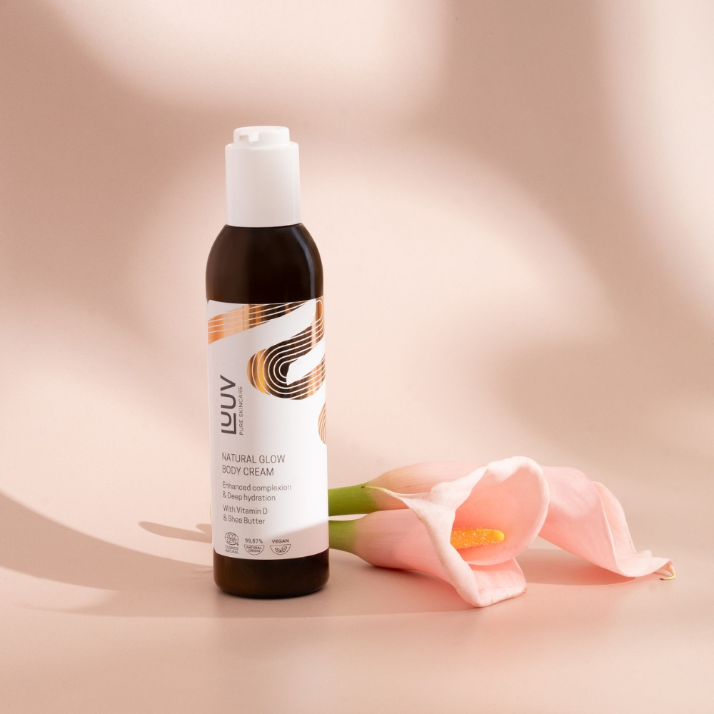 LUUV Natural Glow Body Cream on ravitseva mutta kevyt vartalovoide, joka tuo hehkua ja lämmintä sävyä iholle. Vegaanista luonnonkosmetiikkaa.