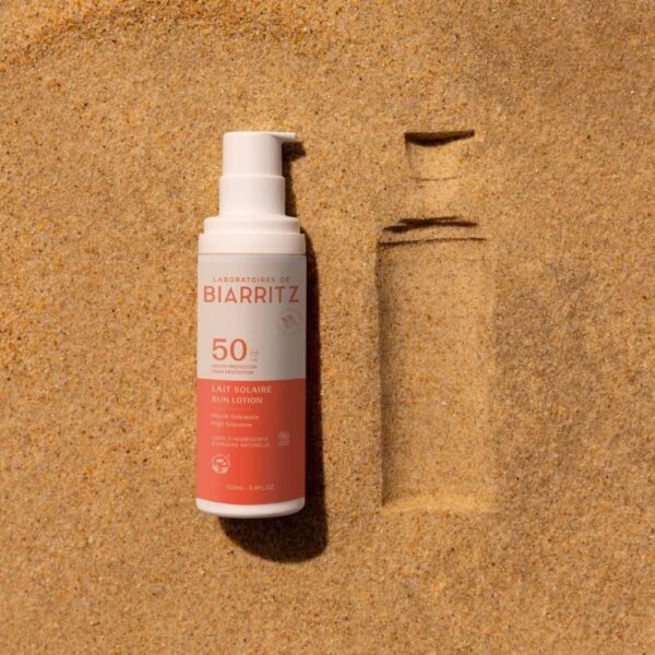 Laboratoires de Biarritzin SPF50-aurinkosuojaemulsiovoide on luonnollinen korkean suojakertoimen aurinkosuoja kasvoille ja vartalolle.