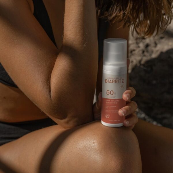 Laboratoires de Biarritzin SPF50-aurinkosuojaemulsiovoide on luonnollinen korkean suojakertoimen aurinkosuoja kasvoille ja vartalolle.