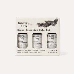 Sauna/ing Sauna Essential Oil Gift Set sisältää kolme 100 % eteeristen öljyjen saunatuoksua kauniissa lahjarasiassa. 3 × 15 ml.