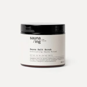 Sauna/ing Sauna Salt Scrub on merisuolaa ja oliivinkivipartikkeleita sisältävä saunakuorinta, joka muuttuu kostealla iholla pehmeäksi geeliksi.