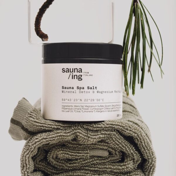 Sauna/ing Sauna Bath Salt on magnesiumia, merisuolaa ja suomalaisia kasviuutteita sisältävä kylpysuola saunaan, jalkakylpyyn ja koko vartalon kylpyihin.