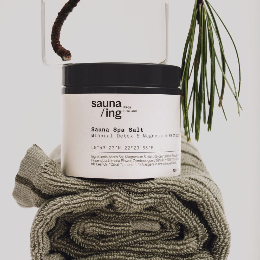 Sauna/ing Sauna Bath Salt on magnesiumia, merisuolaa ja suomalaisia kasviuutteita sisältävä kylpysuola saunaan, jalkakylpyyn ja koko vartalon kylpyihin.