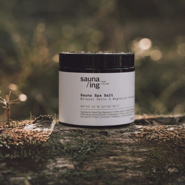 Sauna/ing Sauna Bath Salt on magnesiumia, merisuolaa ja suomalaisia kasviuutteita sisältävä kylpysuola saunaan, jalkakylpyyn ja koko vartalon kylpyihin.