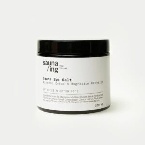 Sauna/ing Sauna Bath Salt on magnesiumia, merisuolaa ja suomalaisia kasviuutteita sisältävä kylpysuola saunaan, jalkakylpyyn ja koko vartalon kylpyihin.