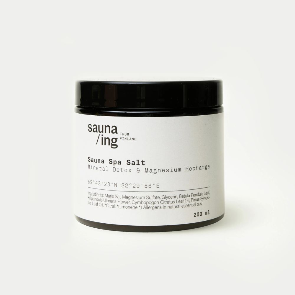 Sauna/ing Sauna Bath Salt on magnesiumia, merisuolaa ja suomalaisia kasviuutteita sisältävä kylpysuola saunaan, jalkakylpyyn ja koko vartalon kylpyihin.
