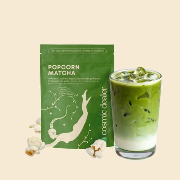 Cosmic Dealer Popcorn Matcha yhdistää japanilaisen matchan, senchan ja paahdetun riisin pehmeän paahteiseksi ja hienostuneen umamiseksi tee-elämykseksi.