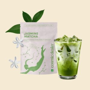 Cosmic Dealer Jasmine Matcha yhdistää japanilaisen luomumatchan ja aidolla jasmiinilla tuoksutetun teen pehmeän kukkaiseksi matchaelämykseksi.