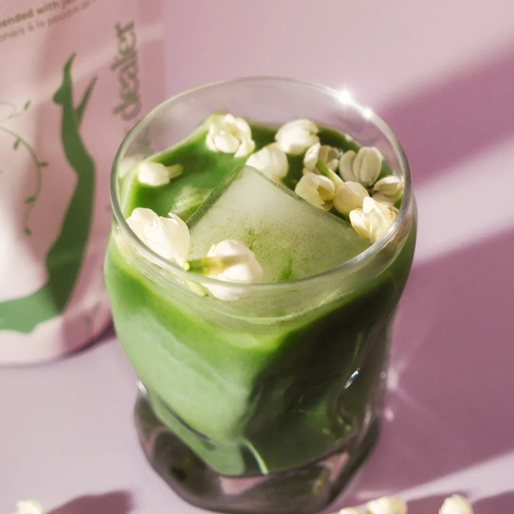 Cosmic Dealer Jasmine Matcha yhdistää japanilaisen luomumatchan ja aidolla jasmiinilla tuoksutetun teen pehmeän kukkaiseksi matchaelämykseksi.