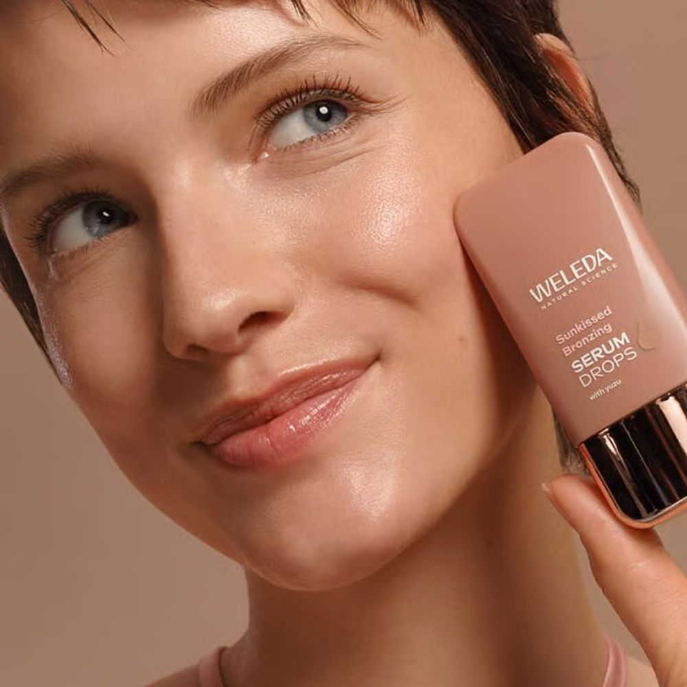 Weleda Sunkissed Bronzing Booster kasvoseerumi antaa iholle luonnollisen päivettyneen sävyn mineraalipigmenttien avulla. Vegaaninen ja NATRUE-sertifioitu.