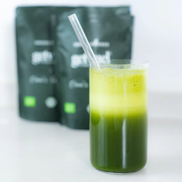 Getvuel Eileen’s Greens on luomu viherjauhe, jossa yhdistyvät ohranoras, vehnänoras, chlorella, pinaatti ja omena.