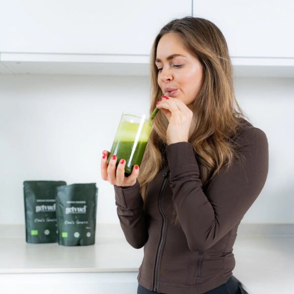Getvuel Eileen’s Greens on luomu viherjauhe, jossa yhdistyvät ohranoras, vehnänoras, chlorella, pinaatti ja omena.