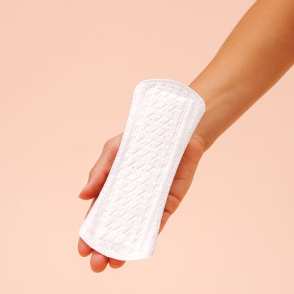 Yoni Panty Liner on ohut pikkuhousunsuoja lievään virtsankarkailuun. Luomupuuvillainen pintakerros ja dermatologisesti testattu rakenne.