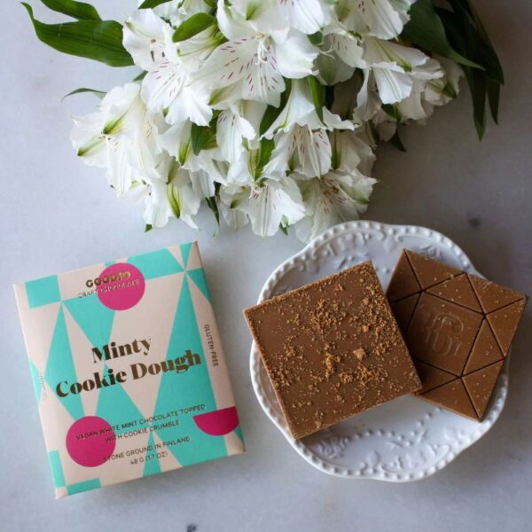 Goodio Minty Cookie Dough on vegaaninen luomuvalkosuklaa, jossa kohtaavat raikas piparminttu ja karamellimainen makeus. Gluteeniton ja käsintehty Suomessa.