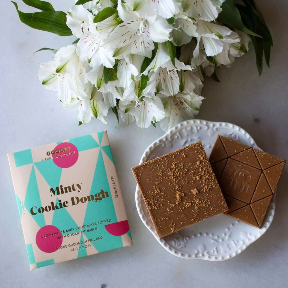 Goodio Minty Cookie Dough on vegaaninen luomuvalkosuklaa, jossa kohtaavat raikas piparminttu ja karamellimainen makeus. Gluteeniton ja käsintehty Suomessa.