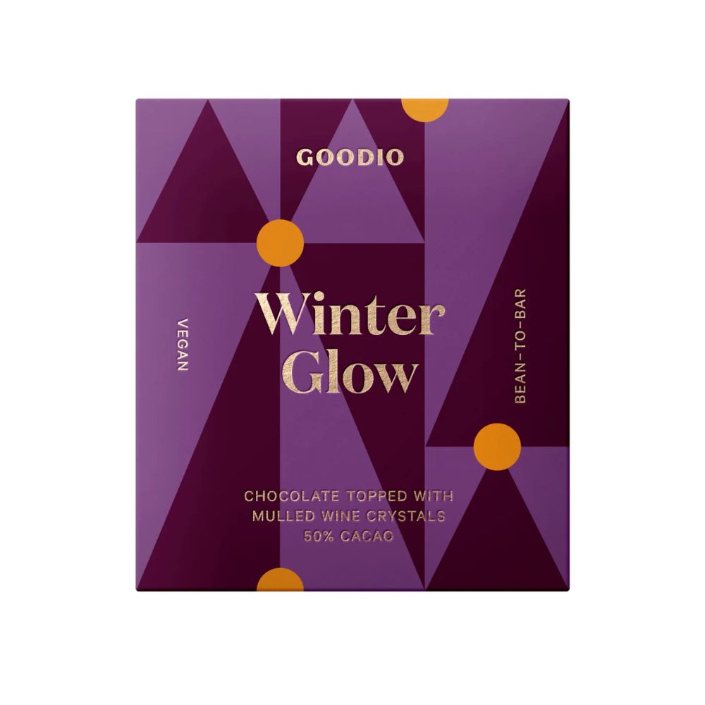 Goodio Winter Glow on joulun kausimaku, jossa 50 % suklaa kohtaa rapeat glögikiteet. Vegaaninen, gluteeniton ja käsintehty Suomessa.