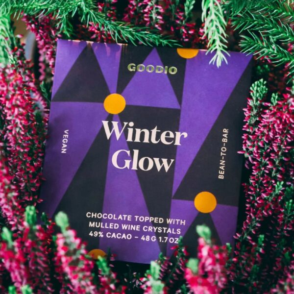 Goodio Winter Glow on joulun kausimaku, jossa 50 % suklaa kohtaa rapeat glögikiteet. Vegaaninen, gluteeniton ja käsintehty Suomessa.