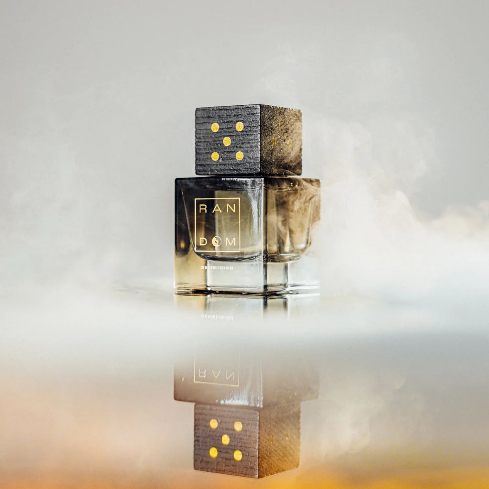 RANDOM Eau de Parfum on Reino Nordinin suunnittelema kotimainen miesten tuoksu, jossa sitrushedelmät, puunuotit ja lämpimät mausteet kohtaavat.